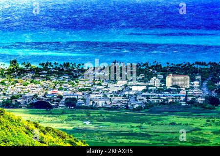 Colorful Kailua City Nuuanu Pali Outlook Green Koolau Mountain Range Oahu Hawaii Costruito 1958 luogo sanguinante Nuuanu Battaglia che ha reso Kamehameha i re vie Foto Stock