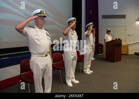 (Da sinistra a destra) ADM posteriore. Kevin Lenox, Vicepresidente ADM. Michael Boyle, comandante, flotta US 3rd e ADM posteriore. Jeffrey Anderson, comandante, Carrier Strike Group (CSG) 3, saluta durante una cerimonia di cambio di comando tenuta sulla base navale Kitsap-Bremerton 1 settembre 2022. Anderson è stato comandante del Carrier Strike Group (CSG) 3 da luglio 2021 a settembre 2022, e riferirà al comando statunitense Indo-Pacific come direttore delle operazioni per il suo prossimo incarico. Foto Stock