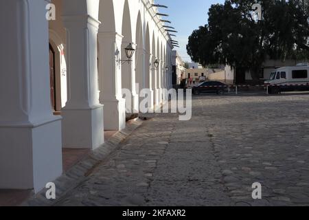 Cachi, Argentina - 2 novembre 2022: Case coloniali a Cachi sulle ande argentine Foto Stock