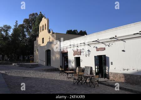 Cachi, Argentina - 2 novembre 2022: Case coloniali a Cachi sulle ande argentine Foto Stock