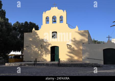 Cachi, Argentina - 2 novembre 2022: Case coloniali a Cachi sulle ande argentine Foto Stock