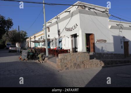 Cachi, Argentina - 2 novembre 2022: Case coloniali a Cachi sulle ande argentine Foto Stock