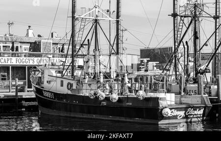 Narragansett, Rhode Island, USA - 27 giugno 2021: Bianco e nero di una barca da pesca commerciale ormeggiata a Narragansett, Rhode Island. Foto Stock