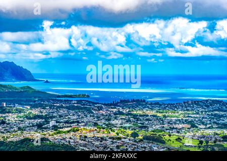 Colorful Kaneohe City Nuuanu Pali Outlook Green Koolau Mountain Range Oahu Hawaii Costruito 1958 luogo sanguinante Nuuanu Battaglia che ha reso Kamehameha i re VI Foto Stock