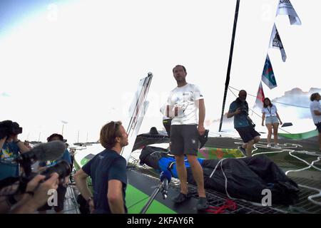 Francois Gabart , lo skipper francese Thomas Coville festeggia a bordo del suo Ultim multiscafo Sodebo, dopo aver attraversato il traguardo per piazzare il terzo posto nella gara di vela solistica di Route du Rhum a Pointe-a-Pitre, nelle Antille francesi, il 16 novembre 2022. Foto di Franck Castel/ABACAPRESS.COM Foto Stock