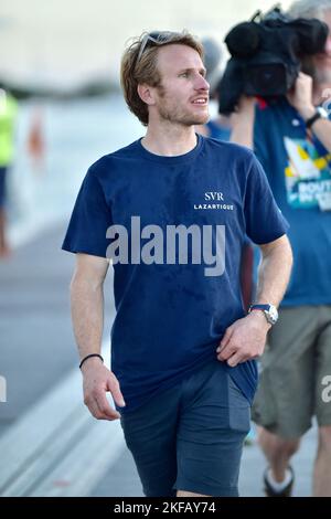 Francois Gabart , lo skipper francese Thomas Coville festeggia a bordo del suo Ultim multiscafo Sodebo, dopo aver attraversato il traguardo per piazzare il terzo posto nella gara di vela solistica di Route du Rhum a Pointe-a-Pitre, nelle Antille francesi, il 16 novembre 2022. Foto di Franck Castel/ABACAPRESS.COM Foto Stock