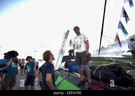 Francois Gabart , lo skipper francese Thomas Coville festeggia a bordo del suo Ultim multiscafo Sodebo, dopo aver attraversato il traguardo per piazzare il terzo posto nella gara di vela solistica di Route du Rhum a Pointe-a-Pitre, nelle Antille francesi, il 16 novembre 2022. Foto di Franck Castel/ABACAPRESS.COM Foto Stock