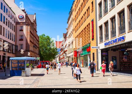 Monaco di Baviera, Germania - 06 luglio 2021: Kaufingerstrasse è una strada pedonale per lo shopping nel centro di Monaco di Baviera, Germania Foto Stock