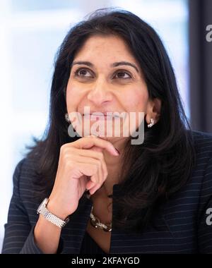 Eltville, Germania. 17th Nov 2022. Suella Braverman, Segretario di Stato del Regno Unito, si riunisce nel corso di colloqui bilaterali con il Ministro degli interni tedesco Faeser (DOCUP). Alla riunione del G7 a Eltville, i ministri degli interni si scambiano opinioni sui valori condivisi della democrazia, dello Stato di diritto e dei diritti umani, nonché sulla giustizia sociale, sull'uguaglianza e sulla digitalizzazione inclusiva. Credit: Boris Roessler/dpa-Pool/dpa/Alamy Live News Foto Stock