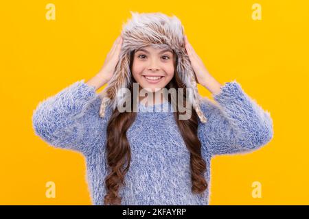 ritratto di bambino vestito caldo. esprimere emozione positiva. moda invernale. Foto Stock