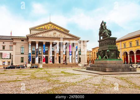 Monaco di Baviera, Germania - 07 luglio 2021: Il Teatro Nazionale o Nationaltheater è uno storico teatro lirico, sede dell'Opera di Stato bavarese al Max Joseph Platz Foto Stock