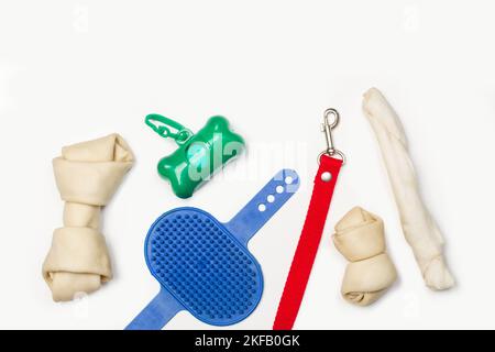 Accessori per animali domestici e ossa Rawhide su sfondo bianco in una vista dall'alto Foto Stock