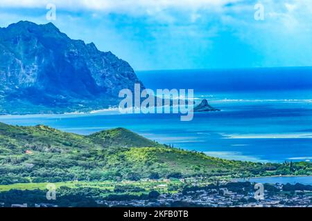 Chinaman's Hat Island Kaneohe Bay da Nuuanu Pali Outlook Green Mountain Range Oahu Hawaii Costruito nel 1958 Foto Stock