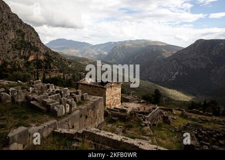 Delphi, Grecia. 17th Nov 2022. Parti del sito archeologico di Delfi, patrimonio dell'umanità dell'UNESCO. In occasione di una conferenza per celebrare il 50th° anniversario della Convenzione del Patrimonio Mondiale dell'UNESCO, gli esperti di Delphi, Grecia, hanno esaminato l'impatto del cambiamento climatico su siti degni di protezione. Credit: Socrate Baltagiannis/dpa/Alamy Live News Foto Stock