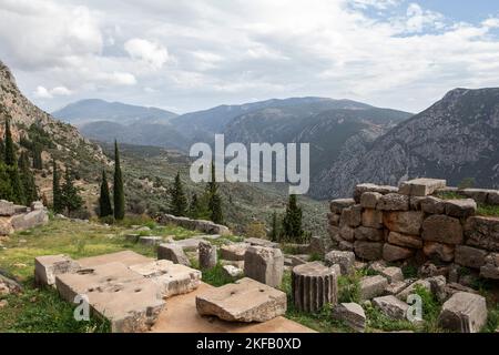 Delphi, Grecia. 17th Nov 2022. Parti del sito archeologico di Delfi, patrimonio dell'umanità dell'UNESCO. In occasione di una conferenza per celebrare il 50th° anniversario della Convenzione del Patrimonio Mondiale dell'UNESCO, gli esperti di Delphi, Grecia, hanno esaminato l'impatto del cambiamento climatico su siti degni di protezione. Credit: Socrate Baltagiannis/dpa/Alamy Live News Foto Stock