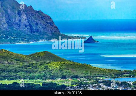 Chinaman's Hat Island Kaneohe Bay da Nuuanu Pali Outlook Green Mountain Range Oahu Hawaii Costruito nel 1958 Foto Stock