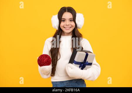 Regalo emotivo del bambino adolescente in attesa per il compleanno. Divertente ragazza di capretto che tiene le scatole del regalo che celebra l'anno nuovo felice o il Natale. Foto Stock