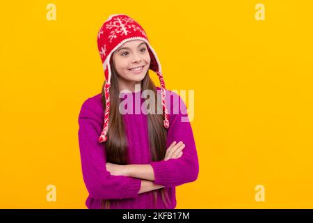 esprimere emozione positiva. copiare spazio. bambino felice nel cappello del cuscinetto. Foto Stock