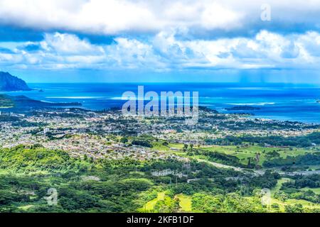 Colorful Kaneohe City Bay Nuuanu Pali Outlook Green Koolau Mountain Range Oahu Hawaii Costruito 1958 Vista Windward Oahu Foto Stock