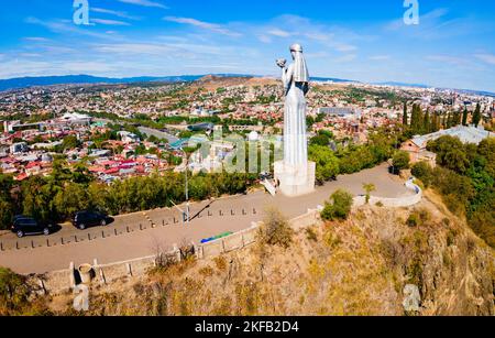 Tbilisi, Georgia - 04 settembre 2021: Kartlis Deda o Madre della Georgia monumento vista panoramica aerea nella città vecchia di Tbilisi. Tbilisi è la capitale AN Foto Stock