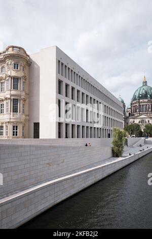 Berlino, Germania - Settembre 2022: La vista esterna di Humboldt Forum è un museo dedicato alla storia umana, arte e cultura, situato nel Palazzo di Berlino Foto Stock