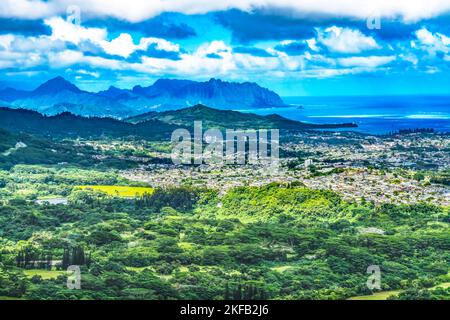 Colorful Kaneohe City Bay Nuuanu Pali Outlook Green Koolau Mountain Range Oahu Hawaii Costruito 1958 Vista Windward Oahu Foto Stock