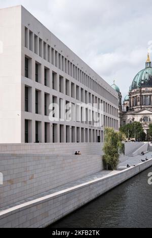 Berlino, Germania - Settembre 2022: La vista esterna di Humboldt Forum è un museo dedicato alla storia umana, arte e cultura, situato nel Palazzo di Berlino Foto Stock