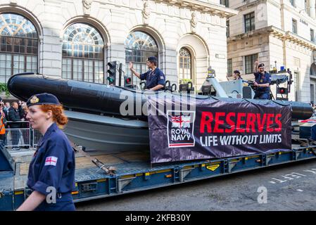 La Royal Navy galleggia alla sfilata del Lord Mayor's Show nella City of London, Regno Unito. Barca Foto Stock