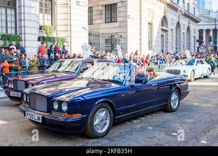 Auto Bentley Azure classica alla sfilata del Lord Mayor's Show nella City of London, Regno Unito. COMPAGNIA WORSHIPFUL DEL GRUPPO MARKETORS Foto Stock