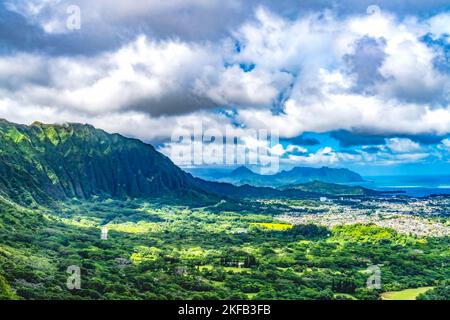 Colorful Kaneohe City Bay Nuuanu Pali Outlook Green Koolau Mountain Range Oahu Hawaii Costruito 1958 Vista Windward Oahu Foto Stock