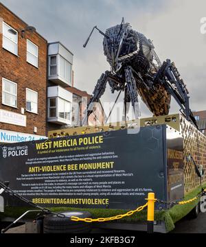 Un'ape gigante, fatta di coltelli e pistole che sono stati sequestrati o consegnati alla polizia nella zona di Manchester. In mostra nel centro di Redditch. Foto Stock