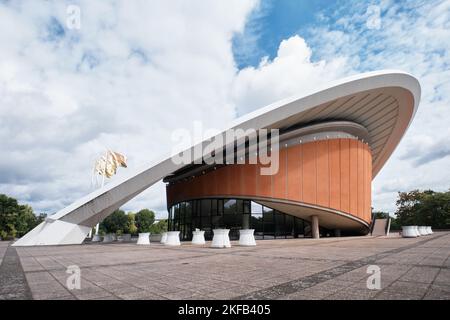 Berlino, Germania - Settembre 2022: La Haus der Kulturen der Welt (Casa delle Culture del mondo). E' un centro di arti internazionali contemporanee Foto Stock