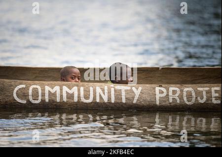 Kabale, Uganda - 12 giugno 2022: Bambini in canoa sul lago Bunyonyi (Uganda), giorno di sole in estate Foto Stock