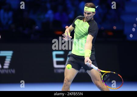 Torino, Italia, 17 novembre 2022, Rafa Nadal di Spagna controlla la palla durante il round Robin Red Group singles match tra Casper Ruud di Norvegia e Rafa Nadal di Spagna nel giorno cinque delle finali del Nitto ATP World Tour a pala Alpitour il 17 novembre 2022 a Torino Foto Stock