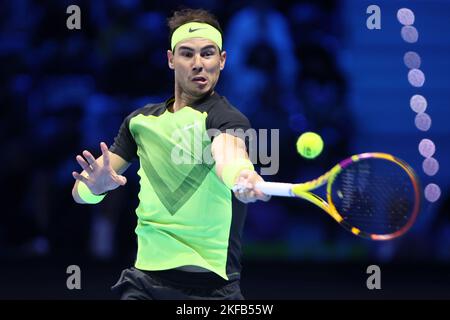 Torino, Italia, 17 novembre 2022, Rafa Nadal di Spagna controlla la palla durante il round Robin Red Group singles match tra Casper Ruud di Norvegia e Rafa Nadal di Spagna nel giorno cinque delle finali del Nitto ATP World Tour a pala Alpitour il 17 novembre 2022 a Torino Foto Stock