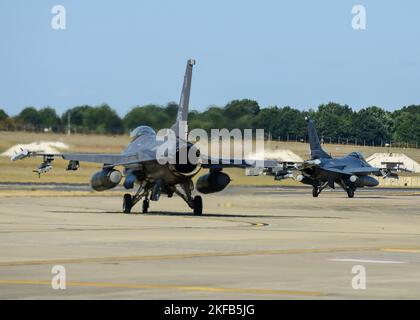 Due falchi combattenti F-16C delle forze aeree statunitensi, assegnati allo Squadrone combattente 555th dalla 31st Fighter Wing, Aviano Air base, Italia, in taxi fino alla pista per iniziare l'addestramento di familiarizzazione del Regno Unito in preparazione all'esercizio Cobra Warrior 2022 della Royal Air Force al RAF Lakenheath, Regno Unito, 30 agosto 2022,. Le partnership create attraverso eventi formativi ricorrenti, come il Guerriero di Cobra, sostengono meglio la capacità della NATO di impiegare una forza strategica in teatro ogni volta che viene chiamata in causa. Foto Stock