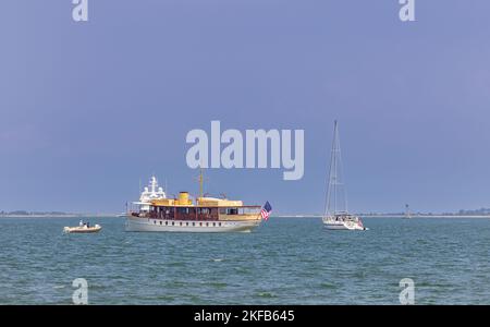 Yacht a motore classico, Freedom ormeggiato fuori dal porto di Sag, NY Foto Stock