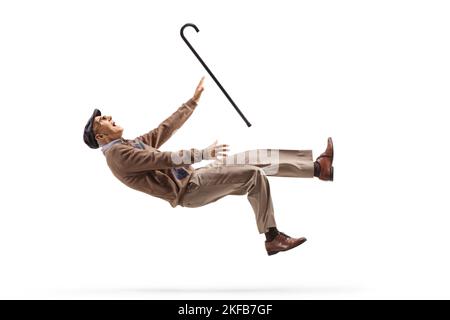 Uomo anziano con un bastone che cade isolato su sfondo bianco Foto Stock