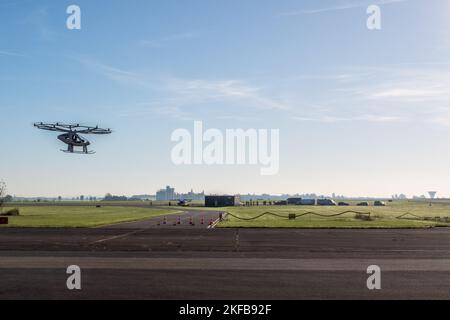 Volo taxi eVTOL. Volocopter VoloCity a vertiport presso l'aerodromo Pontoise-Corneilles, a nord-ovest di Parigi, Francia Foto Stock