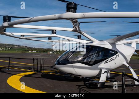 Volo taxi eVTOL. Volocopter VoloCity a vertiport presso l'aerodromo Pontoise-Corneilles, a nord-ovest di Parigi, Francia Foto Stock