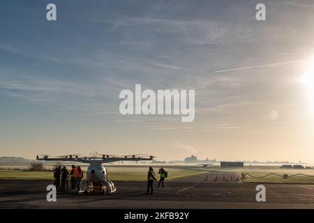 Volo taxi eVTOL. Volocopter VoloCity a vertiport presso l'aerodromo Pontoise-Corneilles, a nord-ovest di Parigi, Francia Foto Stock