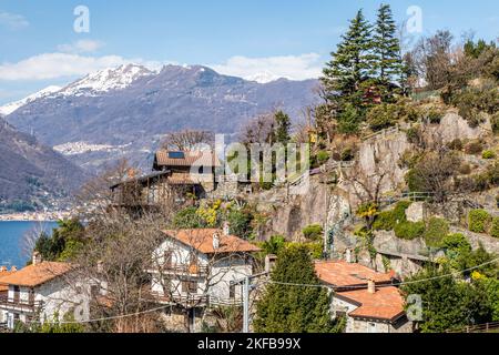 Piccola città con casa in pietra vicino al lago di Como Foto Stock