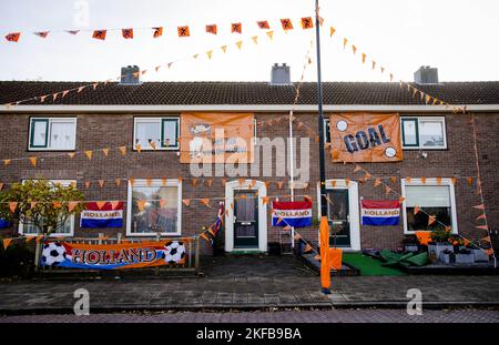 APELDOORN - decorazioni arancioni in una strada, in vista della Coppa del mondo in Qatar. La nazionale olandese giocherà la sua prima partita di gruppo contro il Senegal il 21 novembre. ANP SEM VAN DER WAL olanda fuori - belgio fuori Foto Stock