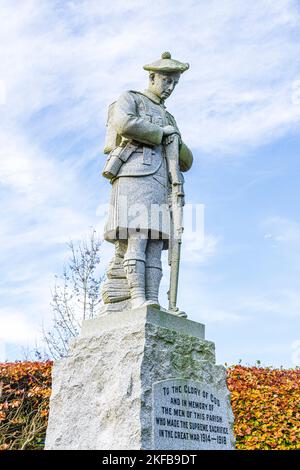 Il ruvido monumento di guerra di granito raffigurante un soldato scozzese in forno con un cofano di Glengarry nel villaggio di Tough (Kirkton of Tough) vicino ad Alford in t Foto Stock