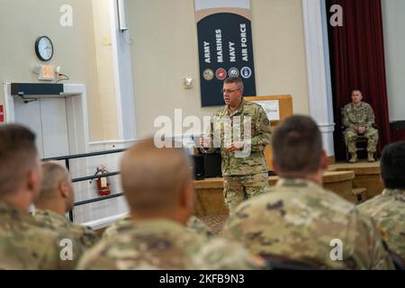 Comando dell'esercito degli Stati Uniti Sgt. Il maggiore Patrick Metzger, leader senior arruoled del comando della truppa del 58th, parla ai laureati del corso base di polizia militare a Edgewood, Md., 1 settembre 2022. Il 70th Regional Training Institute, il 2nd Modular Training Battalion, allena i soldati della Guardia Nazionale dell'Esercito, della Riserva e dell'Active Duty da tutto il paese, concentrandosi sulla formazione di soldati che diventeranno ufficiali di polizia militare e che hanno già una specialità militare di lavoro primaria. Foto Stock