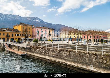 Colico, Italia - 03-02-2021: La piazza principale di Colico con le sue case colorate e il porto Foto Stock