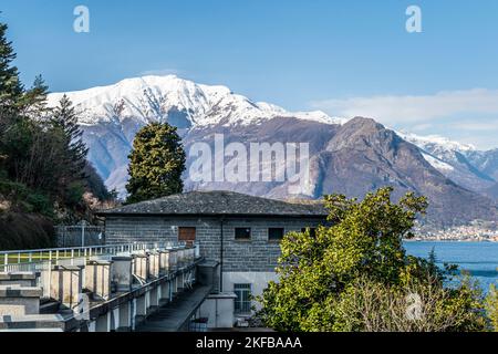Piona, Italia - 03-02-2021: L'Abbazia con le Alpi sullo sfondo Foto Stock