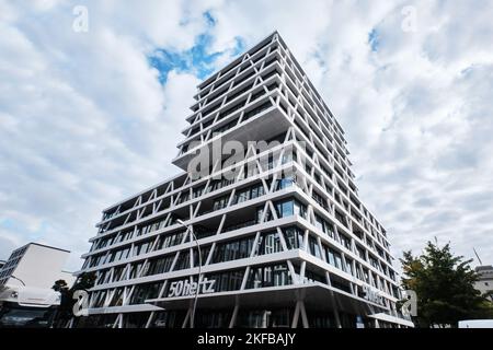 Berlino, Germania - Settembre 2022: Moderno edificio di uffici della 50Hertz Transmission GmbH progettato da LOVE Architecture Foto Stock