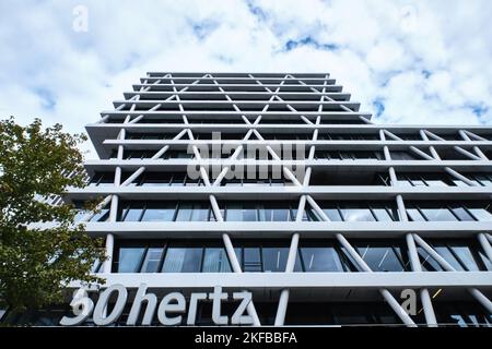 Berlino, Germania - Settembre 2022: Moderno edificio di uffici della 50Hertz Transmission GmbH progettato da LOVE Architecture Foto Stock