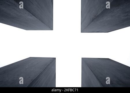 Berlino, Germania - Settembre 2022: Blocchi di cemento del Memoriale dell'Olocausto vicino alla porta di Brandeburgo a Berlino Mitte Foto Stock